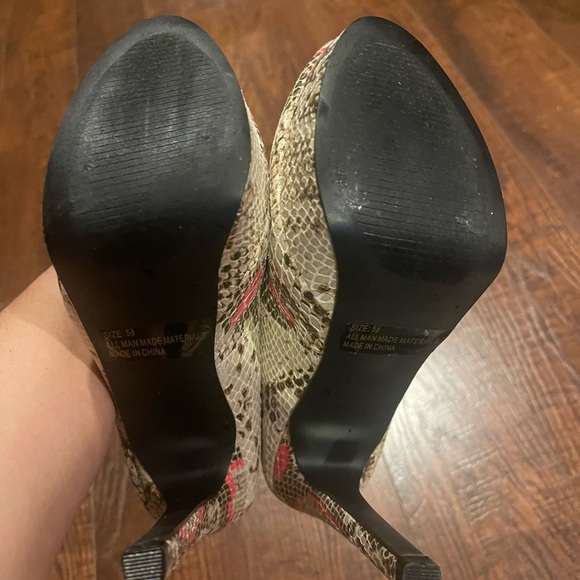 Qupid Beige/Fushia Snake Style  Suede Platform Stiletto High Heels Size 5.5 - Picture 12 of 15